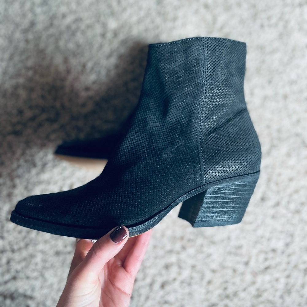 Dolce Vita Perforated Booties Black 8 Ankle Boots Block Heel Zip Up - Picture 7 of 9